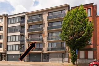 <p><span>Zeer centraal gelegen appartement in klassevol gebouw </span><span>met lift.</span></p><p><span> </span></p><p><span>Het appartement op de </span><span>2de verdieping links</span><span> bestaat uit :</span></p><p><span> </span></p><p><span>* 2 ruime slaapkamers </span></p><p><span>* woonkamer op parket met grote schuiframen</span></p><p><span>* ingerichte keuken</span></p><p><span>* grote badkamer met bad en dubbele lavabo</span></p><p><span>* berging en aparte wasplaats</span></p><p><span>* overdekte autostaanplaats (4) in gebouw bij aan te kopen (€25.000,-)</span></p><p><span>* tram in de directe nabijheid </span></p><p><span>* winkels op wandelafstand </span></p><p><span> </span></p><p><span>-> ENERGIEZUINIG appartement: EPC label A</span></p><p><span> </span></p><p><span>Momenteel verhuurd aan correct betalende huurders dus onmiddellijke opbrengst als investering of als eigenaar kan u het contract opzeggen voor eigen genot of voor een familielid.</span></p><p><span>-> om de privacy van de huurders te respecteren werden foto's van de verhuring gebruikt </span></p><p><span> </span></p><p><span>*De vermelde bewoonbare oppervlakte is gebaseerd op de bruikbare vloeroppervlakte zoals vermeld op het EPC-verslag</span></p><p><span> </span></p><p><span> </span></p><p><span> </span></p>