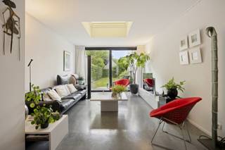 EERSTE KIJKDAG OP ZONDAG 5 JULI. Meer info, plannen en documenten: www.bellesvastgoed.be/te-koop/boechout-van-colenstraat-15<br /><br />Deze energiezuinige en instapklare woning met 3 slaapkamers, bureau en een zonnige tuin bevindt zich pal in het centrum van Boechout. Winkels, horeca, scholen, openbaar vervoer en recreatiemogelijkheden liggen allemaal op wandelafstand.<br /><br />In 2018 onderging deze woning een ware totaalrenovatie, wat resulteerde in een uitstekende EPC-score B. Daarbij werden onder meer het dak geïsoleerd, nieuwe ramen met hoogrendementsglas geplaatst, de muren en vloer geïsoleerd, nieuwe keuken en badkamer geplaatst, een recente gascondensatieketel geïnstalleerd en de elektriciteit conform gemaakt. Wie een EPC-score A nastreeft, hoeft enkel nog zonnepanelen te plaatsen.<br /><br />We betreden de woning via de ruime inkomhal met gastentoilet. Van hieruit komen we in de leefkeuken, die aansluit op de lichtrijke woonkamer. De keuken is uitgerust met alle nodige inbouwtoestellen, waaronder een oven, vaatwasser, koelkast, diepvries en inductiekookplaat. Aansluitend bevindt zich een veelzijdige ruimte met dubbelhoog plafond, ideaal als bureau, speelkamer of hobbyruimte.<br /><br />De woning beschikt over 3 volwaardige slaapkamers, waarvan 1 op het gelijkvloers en 2 op de eerste verdieping. Eén van de slaapkamers op de verdieping heeft bovendien een aangrenzende dressing. De ruime badkamer biedt alle comfort dankzij de inloopdouche, het ligbad en de dubbele wastafel. Daarnaast is er een apart toilet. Op het gelijkvloers bevindt zich een praktische berging met aansluitingen voor wasmachine en droogkast. Ook een handige kelder ontbreekt niet.<br /><br />Vanuit de woonkamer geniet je van een mooi uitzicht op de groene, zonnige tuin. Zowel op het terras als in de tuin ervaar je alle rust en voldoende privacy. Achteraan de tuin bevindt zich een ruime tuinberging, ideaal voor fietsen en extra opslagruimte. Dankzij het achterliggende weggetje is deze berging bovendien gemakkelijk bereikbaar.<br /><br />Kortom, een perfect onderhouden en energiezuinige woning op een toplocatie in het hart van Boechout, klaar om onmiddellijk te betrekken.<br /><br />Tot binnenkort!