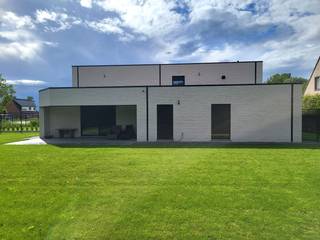Instapklare nieuwbouwwoning (2025) op perceel van 1.167 m²<br />Op zoek naar een recent gebouwde woning die alles biedt wat een hedendaags gezin nodig heeft ?<br />Met een voorgevelbreedte van maar liefst 18 meter straalt deze eigendom ruimte en elegantie uit. Bij het betreden van de woning verwelkomt de stijlvolle inkomhal met gastentoilet u in een moderne leefomgeving. Via een doorgang met maatwerkkasten bereikt u de royale leefruimte waar woonkamer, eetplaats en open keuken naadloos in elkaar overvloeien. <br />De moderne keuken beschikt over een overvloed aan kastruimte en vormt het hart van de woning. Dankzij het grote schuifraam is de directe verbinding met het overdekte terras en de tuin. Aansluitend bevindt zich een praktische berging/wasplaats met afzonderlijke buitendeur.<br />Het gelijkvloers biedt daarnaast een comfortabele slaapkamer met dressing en een ruime badkamer met een ligbad als een stijlvolle inloopdouche. Ook de ruime garage met sectionaalpoort zorgt voor extra comfort en praktische opbergruimte.<br />Op de verdieping bevinden zich nog een tweede badkamer, een extra slaapkamer en twee volwaardige kamers. Hierdoor is deze woning uitermate geschikt voor grotere gezinnen of voor wie een thuisbureau of hobbyruimte wenst te creëren.<br />Buiten geniet u van een volledig aangelegde en omheinde tuin met een ruim tuinhuis van 25 m² en een overkapping van 15 m², beide voorzien van een tegelvloer. De automatische schuifpoort (4 m x 1,80 m) zorgt voor extra veiligheid en gebruiksgemak.<br />Ook op technisch vlak laat deze woning niets te wensen over. Ze is uitgerust met zonnepanelen, energiezuinige vloerverwarming, ventilatiesysteem D, elektrische rolluiken, domotica en een regenwaterrecuperatiesysteem.<br />Een bijkomende troef zijn de extra brede binnendeuren, die niet alleen een gevoel van ruimte creëren maar ook het wooncomfort verhogen voor minder mobiele bewoners.<br />Laat u verrassen door de ruimte, de afwerking en het wooncomfort van deze bijzondere eigendom.<br />bijkomende info 0477/241084.<br />