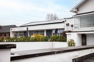 <p>Deze exclusieve villa bevindt zich in de residentiële woonwijk van Goeferdinge vlabij het centrum Geraardsbergen.<br />De woning geniet van een topligging waar rust en privacy hand in hand gaan met een uitstekende bereikbaarheid van scholen, belangrijke invalswegen, station…<br />Bij het betreden van de woning word je verwelkomd in een ruime inkomhal die leidt naar de leefruimte. Deze bestaat uit een zithoek en eetkamer en loopt naadloos over in een tweede zithoek met bar, ideaal voor ontspanning en ontvangst van gasten. Vanuit deze ruimte heb je een open zicht op het uitzonderlijk grote en verwarmde binnenzwembad, wat de woning een uniek wellnesskarakter geeft. Aansluitend bevindt zich een ingerichte wellnessruimte met sauna, douche en kleedkamer.<br />De moderne, vernieuwde keuken is uitgerust met alle hedendaags comfort en sluit perfect aan bij het luxueuze karakter van de woning. Grote raampartijen zorgen overal voor een overvloed aan natuurlijk licht en versterken de connectie met de tuin. Vanuit de veranda geniet je van een prachtig zicht op de aangelegde tuin met meerdere zonneterrassen en een praktisch tuinhuis.<br />De woning beschikt verder over drie volwaardige slaapkamers en een badkamer met bubbelbad en inloopdouche.<br />Ook op technisch vlak scoort deze villa dankzij zonnepanelen, warmtepomp en airconditioning.<br />Tot slot is er een kelderruimte en een inpandige garage voor twee wagens en een oprit voor 6 wagens.<br />Interesse?<br />Contacteer Katrien: 0473/42.76.99. – katrien@cornelis-partners.be<br />Vraagprijs: € 699.000</p>