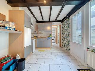 Maison avec beaucoup de potentiel, cour intérieure et passage arrière sur la rue latérale, à distance de marche du centre de Nieuport-Ville, près...