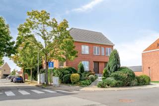 Met ruime garage en kelder ….Werkelijk in het centrum van Wevelgem vinden we dit grote appartement terug. Het bevindt zich in een kleine residentie...