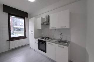 In de De Bruynlaan 102 te 2610 Wilrijk bevindt zich dit aangename gelijkvloers appartement met twee volwaardige slaapkamers.
De woonst beschikt over een lichtrijke leefruimte, een keuken en een badkamer, en biedt een praktische en comfortabele indeling.

Daarnaast is er een gezellige koer, ideaal als extra buitenruimte om even te ontspannen of om fietsen netjes te plaatsen.

Het appartement is voorzien van aparte meters en wordt aangeboden aan een huurprijs van €1.100 per maand.