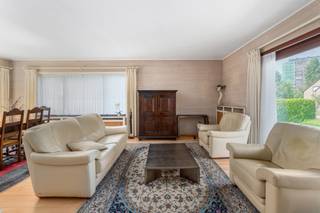 <p>Te koop: ruime open bebouwing in Vilvoorde, gelegen in een residentiële en groene omgeving nabij openbaar vervoer en belangrijke invalswegen.</p><p><br /></p><p>Deze ruime villa uit 1967 biedt een aangename combinatie van ruimte, licht en bereikbaarheid. De zuid-oost gerichte tuin zorgt voor een zonnige buitenruimte waar je in alle rust kan genieten. Dankzij de gegeerde ligging in Vilvoorde woon je in een groene buurt vlak bij parken, openbaar vervoer en een vlotte verbinding naar Brussel en omliggende gemeenten. De woning beschikt over vier slaapkamers, een ruime leefruimte en een praktische indeling met tal van bergmogelijkheden. Een ideale woning voor gezinnen die comfortabel willen wonen met alle voorzieningen binnen handbereik.</p><p><br /></p><p>• Inkomhal (10,9 m²) met ingemaakte kasten</p><p>• Ruime woonkamer (38,9 m²) met veel lichtinval</p><p>• Keuken (17,1 m²) </p><p>• Badkamer (10 m²) </p><p>• Slaapkamer (15,2 m²)</p><p>• Slaapkamer (12,3 m²)</p><p>• Slaapkamer (10,49 m²) </p><p>• Slaapkamer (5,4 m²)</p><p>• Bergzolder (31 m²) </p><p>• Zuid-oost gerichte tuin </p><p>• Garage (34,1 m²) met extra opbergruimte</p><p><br /></p><p>TROEVEN: </p><p>• Ruime villa op een gegeerde locatie in Vilvoorde</p><p>• Zuid-oost gerichte tuin met aangename zonoriëntatie</p><p>• Uitstekende bereikbaarheid via openbaar vervoer en invalswegen</p><p><br /></p><p>Neem vandaag nog contact op met je ERA-makelaar voor een bezoek.</p><p><br /></p><p>JOUW DROOMHUIS. ZO GEVONDEN!</p>