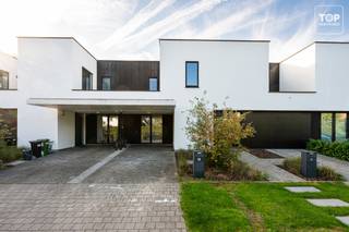 In een rustige en autoluwe straat, vlak bij de Bourgoyen, bevindt zich deze energiezuinige BEN-woning uit 2019. <br /><br />De kindvriendelijke omgeving, winkels en scholen op fietsafstand en de vlotte bereikbaarheid richting Gent maken dit een aangename en praktische woonlocatie.<br /><br />De woning beschikt over een ruime en lichtrijke leefruimte met aansluitend een volledig ingerichte open keuken. Van hieruit heb je rechtstreeks toegang tot de zonnige tuin.<br /><br />Op de verdieping bevinden zich drie slaapkamers en een badkamer met zowel ligbad als douche.<br /><br />Met een gunstig EPC-label A, warmtepomp, zonnepanelen en een regenwaterput van 5.000 liter is de woning bijzonder energiezuinig en klaar voor de toekomst.<br /><br />De eigen oprit biedt parkeergelegenheid aan de woning. Achteraan is er bovendien een praktisch poortje, ideaal om fietsen en vuilnisbakken eenvoudig van en naar de tuin te brengen.<br /><br />Een recente en energiezuinige woning op een rustige, kindvriendelijke locatie vlak bij de Bourgoyen, met alle voorzieningen binnen handbereik.<br /><br />Bel Top Vastgoed op 0475 700 700 en plan je bezoek.