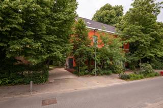 <div>
<div>
<div>
<div>
<div>
<div>
<div>
<div>
<div>
<p>Op zoek naar een interessante investering of een pand met tal van mogelijkheden? Deze veelzijdige eigendom, opgedeeld in verschillende woonunits, biedt een unieke combinatie van wonen en werken.</p>
<p>Het gelijkvloers is ingericht als praktijk- of handelsruimte en omvat een aparte inkomhal, twee afzonderlijke praktijkruimtes, een gastentoilet met handenwasser en een ruime polyvalente ruimte met keuken. Dankzij deze doordachte indeling biedt het pand tal van mogelijkheden voor een vrij beroep, praktijk, kantoor of andere professionele activiteiten.</p>
<p>Naast de private toegang tot de praktijk bevindt zich een afzonderlijke toegang tot het residentiële gedeelte van het gebouw. Via deze ingang bereik je de gemeenschappelijke hal van de appartementen op de verdiepingen, waar zich tevens de meterlokalen bevinden.</p>
<p>Op de eerste verdieping bevindt zich een ruim en volwaardig 2-slaapkamerappartement. De lichtrijke leefruimte sluit aan op een ruime keuken met aansluitend een praktische keukenberging. Via de nachthal bereik je twee slaapkamers en de badkamer.</p>
<p>De tweede verdieping biedt een sfeervol appartement met een open leefruimte en keuken, aangevuld met een gezellige mezzanine. Verder beschikt deze verdieping over een slaapkamer en een badkamer.</p>
<p>Deze eigendom is uitermate geschikt als opbrengsteigendom, voor verhuur of als co-housingproject.</p>
<p>Een bijkomende troef is de energiezuinigheid van het pand: zowel het handelsgelijkvloers als alle appartementen beschikken over een gunstig EPC-label B.</p>
<p>Het pand is voorzien van een magazijn (178m²), toegankelijk via een automatische sectionaalpoort. Deze bijkomende ruimte biedt tal van mogelijkheden voor opslag, atelier, hobbyruimte of professionele activiteiten. Aan de achterzijde bevindt zich tevens een tuin.</p>
</div>
</div>
</div>
</div>
</div>
</div>
</div>
</div>
</div>
<div>
<div>
<div></div>
</div>
</div>