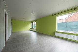 Ruim gelijkvloers appartement te koop!<br /><br />Troeven:<br />- 136m² netto woonoppervlakte<br />- 3 autostaanplaatsen en/of ruim privé terras<br />- Klein complex van slechts 2 appartementen<br />- EPC label B (198)<br /><br />Dit gelijkvloers appartement op een perceel van 4a73ca werd in 2002 omgebouwd met vergunning tot een appartement.<br />Via de inkomhal is er toegang naar de ruime leefruimte met open keuken. Verder vinden we een nachthal met daarbij een slaapkamer van 13m² en nog een zeer ruime slaapkamer van 20m². Ook is er een badkamer met douchecabine, een apart toilet, een wasruimte en een technische ruimte.<br />Verder beschikt het appartement nog over een extra ruimte van bijna 30m² die gebruikt kan worden als berging of garage.<br /><br />Buiten is er vervolgens nog een dubbele carport en extra autostaanplaats.<br /><br />Het appartement is samen met een bovengelegen duplexappartement afzonderlijk te koop. Hierdoor zijn er maximaal slechts twee eigenaars wat het een zeer kleinschalig project maakt.<br /><br />Heeft u interesse? Contacteer ons op 011 64 55 00 of info@vastgoedfransen.be.