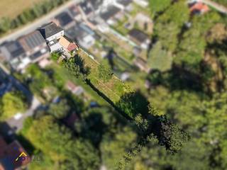 <p>Deze solide woning beschikt op het gelijkvloers over een<strong> lichtrijke woonkamer met eetplaats,</strong> ingerichte keuken (incl. vaatwas), <strong>gezellige veranda,</strong> ruime badkamer (douche, ligbad, toilet en lavabo), een handige berging, wasplaats en een apart toilet.<br /><br />Op de eerste verdieping vindt men<strong> drie mooie slaapkamers</strong>, een toilet en een <strong>nog in te richten ruimte</strong> (ideaal als hobbykamer, dressing, bureau, ...). Daarnaast beschikt de woning over een <strong>praktische kelder</strong>.<br /><br />Een belangrijke troef is de <strong>inpandige garage</strong>, ideaal voor het plaatsen van uw wagen of als extra opbergruimte. Bovendien is er de mogelijkheid om ook voor de garage te parkeren. <br /><br />Het absolute pluspunt is de diepe, <strong>zuidoost georiënteerde tuin met bijkomende berging</strong> (incl. zolderruimte). <strong>Dit perceel van zo'n 11,8 are</strong> <strong>is bovendien ook bereikbaar via een zijstraat</strong>.<br /><br />Deze ruime gezinswoning is uitstekend gelegen in een <strong>rustige straat te Erembodegem - Aalst, op korte afstand van het centrum van Aalst, het stadspark en Osbroek.</strong> Winkels, scholen en openbaar vervoer bevinden zich in de nabije omgeving. Ondanks de rustige ligging is de woning <strong>bijzonder vlot bereikbaar dankzij de nabijheid van belangrijke invalswegen </strong>(richting Aalst, Ninove en Brussel). Interesse of graag een bezichtiging? Contacteer june@immotijl.be of bel naar 0486 17 07 61.</p>