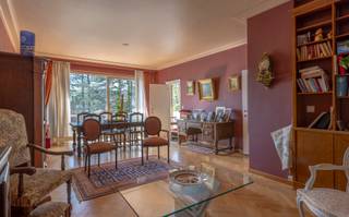 <p><strong>Magnifique et chaleureux appartement 2 chambres situé dans le quartier du Prince d’Orange, à proximité du Fort Jaco.</strong></p>
<p>Cet appartement lumineux se trouve au troisième étage d’une résidence bien entretenue des années 70, équipée d’un ascenseur. La résidence est entourée d’un magnifique parc paysager avec étang – une véritable oase de tranquillité.</p>
<p>L’appartement se compose d’un hall d’entrée avec vestiaire, d’un vaste et lumineux séjour avec parquet donnant accès au balcon orienté sud, également relié à la cuisine entièrement équipée. Il comprend également deux chambres, dont une avec balcon privatif, deux salles de douche, un WC séparé ainsi qu’une cave privative.</p>
<p>Un emplacement de parking intérieur et un emplacement extérieur complètent cette offre attrayante et sont proposés en supplément.</p>
<p>Une offre rare dans un cadre idyllique !<br />PEB : classe C-, 149 kWhEP/m²/an.</p>
<p></p>