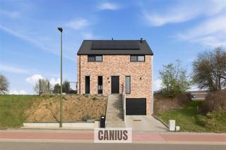 <p><span>STIJLVOLLE HALFOPEN BEBOUWING MET DRIE SLAAPKAMERS EN LIFT</span></p><p><span>Bent u op zoek naar een instapklare, energiezuinige woning met hedendaags comfort op een rustige maar centrale ligging? Dan zal deze recente halfopen bebouwing uit 2021 in de Overwindenstraat in Landen u meteen weten te charmeren.</span></p><p><span>De woning combineert rust en een landelijke omgeving met een vlotte bereikbaarheid. Het centrum van Landen, winkels, scholen en openbaar vervoer bevinden zich op korte afstand, terwijl u via de nabijgelegen verbindingswegen en autostrade snel omliggende steden bereikt.</span></p><p><span>Vanaf het moment dat u de woning binnenstapt, valt de lichtrijke leefruimte op waar grote raampartijen zorgen voor een aangename connectie met de tuin. De moderne open keuken vormt het hart van de woning en is de ideale plek om te koken, te genieten en gasten te ontvangen.</span></p><p><span>Met drie volwaardige slaapkamers, twee praktische dressings en een stijlvolle badkamer biedt de woning alle ruimte voor comfortabel gezinsleven. De aanwezigheid van twee toiletten en een praktische zolderruimte zorgen voor extra gebruiksgemak.</span></p><p><span>Een bijzonder unieke troef is de lift die toegang geeft tot elke verdieping, wat deze woning niet alleen uiterst comfortabel maakt, maar ook toekomstgericht en levensloopbestendig.</span></p><p><span>Ook technisch staat deze woning volledig op punt. Ze werd gebouwd volgens moderne en duurzame technieken en beschikt over zonnepanelen, een thuisbatterij, airconditioning, domotica, een hoogrendementsketel en driedubbele beglazing. Dit resulteert in een uitstekend EPC-label A en dus lage energiekosten.</span></p><p><span>Daarnaast is de woning volledig onderkelderd met een inpandige garage en extra bergruimte.</span></p><p><span>Buiten wacht een prachtig aangelegde tuin waar het heerlijk ontspannen is. Het overdekte terras met afsluitbaar loungegedeelte maakt het mogelijk om in elk seizoen van het buitenleven te genieten.</span></p><p><span>Deze woning is de perfecte combinatie van moderne architectuur, energiezuinig wonen en hedendaags comfort, gelegen op een aangename locatie nabij het centrum van Landen.</span></p><p><span> </span></p><p><span>Troeven:</span></p><ul><li><span>Recente halfopen bebouwing (2021) instapklaar</span></li><li><span>EPC A: zonnepanelen, thuisbatterij, airco, domotica</span></li><li><span>Lift naar elke verdieping levensloopbestendig wonen</span></li><li><span>3 slaapkamers + 2 dressings</span></li><li><span>Mooi aangelegde tuin met overdekt en afsluitbaar terras </span></li><li><span>Rustige ligging nabij het centrum van Landen</span></li></ul><p><span> </span></p><p><span>Bent u geïnteresseerd in dit huis te koop in Landen? Neem gerust contact op voor meer informatie of een bezoek ter plaatse via 011 74 12 36 of info@canius.be</span><span>. </span></p><p><span>*Deze gegevens zijn louter ter informatieve titel. De vermelde oppervlaktes zijn slechts indicatie. Canius Real Estate kan niet verantwoordelijk gesteld worden voor de juistheid van de aan haar verstrekte gegevens.</span></p>