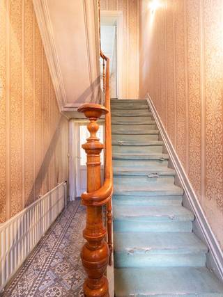 <p>Authentiek wonen met ruimte en charme. Deze statige herenwoning biedt een unieke kans voor wie houdt van karakter en renovatiepotentieel. Gelegen in het centrum van Wijnegem, op wandelafstand van winkels, openbaar vervoer en het park, combineert deze woning authenticiteit met een zee aan mogelijkheden om een karakterpand volledig naar eigen smaak te renoveren.</p><p>De woning beschikt over een inkomhal met authentieke trap - een grote leefruimte met veel lichtinval - een aparte eetkamer en keuken - vijf tot zes ruime slaapkamers - een veranda met uitzicht op de groene tuin - een kelder. De solide structuur en royale kamers vormen de ideale basis voor een droomrenovatie.</p><p><br /></p><p>•Authentieke elementen, hoge plafonds, mooie vloeren en royale kamers</p><p>•Volledig renovatieproject</p><p>•Centrale ligging in Wijnegem</p>