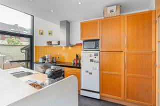 <p><span>Ontdek deze statige burgerwoning in de charmante Papegaaistraat gelegen vlakbij de Coupure. Door de centrale ligging biedt deze woning vlotte bereikbaarheid met de tram naar het station Gent-Sint-Pieters, de rust van het water aan de Coupure én het bruisende stadsleven. Deze woning met bouwjaar 1931 heeft een bewoonbare oppervlakte van maar liefst 174m², verspreidt over drie verdiepingen. Op de gelijkvloerse verdieping bevindt zich de karaktervolle woon- en eetkamer. Bij de renovatie in 1999 werd een achterbouw geplaatst met uitgestrekte raampartijen, wat zorgt voor een prachtige natuurlijke lichtinval. Via de keuken kan u naar de gezellige buitenruimte van 20m². De keuken is basis uitgerust en beschikt over een vaatwas, elektrische kookplaat, oven en dubbele gootsteen. Boven de keuken bevindt zich een vide ruimte, ideaal als bureau of hobbykamer. Op de gelijkvloerse verdieping is nog een aparte ruimte voor de wasmachine, een gastentoilet en doorgang naar de kelder. </span></p><p><span>Op de eerste verdieping zijn de eerste 2 slaapkamers en een badkamer voorzien van een ligbad, wastafel en toilet. De tweede verdieping heeft dezelfde onderverdeling maar is er een stockage ruimte voorzien in plaats van de badkamer. </span></p><p><span>Door de vele isolatie-aanpassingen beschikt de woning over een laag C-label (210 kWh/m² jaar). De originele vloeren, hoge plafonds en houten binnendeuren zorgen voor een zeker karakter in identiteit. Mits enkele renovaties kan u van dit pand uw eigen paleis creëren.</span></p><p><span> </span></p><p><span>Benieuwd naar een kijkje binnenin? Bekijk de virtuele toer op onze eigen website en neem contact op via 09/225.00.78 voor één van onze bezoekdagen. </span></p><p><span>De voornoemde prijs betreft een instelprijs.</span></p><p><span> </span></p><p><span>Renovatieplicht: nee </span></p><p><span> </span></p><p><span> </span></p>