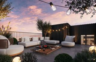 <p><span><strong>Sint-Lambrechts-Woluwe</strong></span> - Gelegen op de bovenste verdiepingen van het project Tomowo biedt dit 3-slaapkamerpenthouse een exclusieve woonervaring in het hart van Sint-Lambrechts-Woluwe.</p>
<p>De royale leefruimtes genieten van een uitzonderlijke lichtinval dankzij de grote raampartijen en het open uitzicht op de omgeving. De terrassen sluiten naadloos aan op het appartement en laten u optimaal genieten van de buitenruimte.</p>
<p>De drie slaapkamers bieden comfort en privacy, terwijl de afwerkingen en uitrustingen beantwoorden aan de meest veeleisende standaarden van het project.</p>
<p>Een zeldzaam pand dat ruimte, licht en levenskwaliteit combineert in een van de meest gegeerde gemeenten van Brussel. Verkocht onder registratierechten (12,5%) op de grond en btw op de constructie. Oppervlaktes en visuals worden louter ter indicatie gegeven. Contacteer ons voor meer informatie.</p>