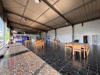 Uitstekend gelegen handelsruimte van 785 m² langs de bedrijvige Bruggesteenweg, dé belangrijkste invalsweg naar Roeselare en op amper 2 min van...