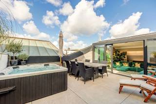 <h2><span>EXCLUSIEF PENTHOUSE DUPLEX APPARTEMENT </span></h2><h2><span>MET GROOT TERRAS (PRIVACY)</span></h2><h2><span>OP AAA-LOCATIE IN ANTWERPEN </span></h2><p><span> </span></p><p><span>Bruisend Antwerpen aan je voordeur, rust en privacy zodra je binnenkomt. </span></p><p><span>Dit exclusieve penthouse duplex appartement aan de Lombardenvest combineert royale volumes met een verfijnde afwerking, twee mastergedeeltes en een uitzonderlijk dakterras. </span></p><p><span>Maatwerk, bijzondere wandafwerking en een doordacht lichtplan maken het verschil.</span></p><p><span> </span></p><p><span>3E VERDIEPING</span></p><p><span>De royale leefruimte baadt in natuurlijk licht en sluit aan op de luxueuze leef-eetkeuken. </span></p><p><span>Het ruime kookeiland, Taj Mahal-kwartsiet en hoogwaardige AEG-toestellen(Inductie-vuur, vaatwasser, combi-microgolfoven, digitale oven, grote ijskast, grote koelkast) vormen het decor voor gezellige avonden en stijlvol ontvangen.</span></p><p><span>Aanpalend een berging met technieken.</span></p><p><span>Het eerste mastergedeelte beschikt over een eigen badkamer, dressing en ingemaakte kasten. </span></p><p><span>Een open trap leidt naar de bovenverdieping.</span></p><p><span> </span></p><p><span>4E VERDIEPING</span></p><p><span>Het tweede mastergedeelte met eigen badkamer en dressing geniet van rechtstreeks terrascontact. </span></p><p><span>Natuursteen, geïntegreerde verlichting en maatwerk geven de badkamers een luxueuze uitstraling. </span></p><p><span>Een praktische wasruimte en apart gastentoilet vervolledigen het comfort.</span></p><p><span> </span></p><p><span> </span></p><p><span>ZOMERWOONKAMER & DAKTERRAS</span></p><p><span>De zomerwoonkamer ca. 30m² met overvloed aan licht, opent naar een zuidgericht dakterras van circa 30 m². </span></p><p><span>Buiten tafelen, loungen of ontspannen in de jacuzzi, met uitzicht op de Kathedraal en de Boerentoren: </span><span>hier beleef je de stad vanuit je eigen oase van rust.</span></p><p><span> </span></p><p><span>AAA-LOCATIE</span></p><p><span>Wonen in het exclusieve winkelhart van Antwerpen, vlak bij de Groenplaats, restaurants en boetieks. Aan de achterzijde zorgt een rustig plein voor een aangenaam contrast met het stadsleven.</span></p><p><span> </span></p><p><span>KELDER & PARKING</span></p><p><span>Incl. Bijzondere kelder van ca. 13 m² met een plafondhoogte van maar liefst 4,7 meter.</span></p><p><span>Ondergrondse autostaanplaats optioneel bij te kopen </span><span>@ €49.000. </span></p><p><span> </span></p><p><span>EXTRA TROEVEN:</span></p><ul><li><span>Unieke luxueuze en duurzame afwerking</span></li><li><span>EPC A-LABEL</span></li><li><span>AIRCO </span></li><li><span>Ventilatie type D</span></li><li><span>2 MASTER gedeeltes (SLK, BADK, Dressing)</span></li><li><span>ZUID Dakterras 30 m² - FULL Privacy - Jacuzzi</span></li><li><span>LIFT</span></li><li><span>KELDER </span></li><li><span>PARKING</span></li></ul><p><span> </span></p><p><span>Informatieplicht: Vg, Wche, Gmo, Gvv, Gvkr, afmetingen cfr. EPC.</span></p><p><span> </span></p>
