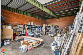Op een uitstekende locatie in het Industriepark te Heist-op-den-Berg bevindt zich deze magazijnruimte voorzien van een hoge toegangspoort. U geniet hier van een uitstekende bereikbaarheid dankzij de centrale ligging vlakbij belangrijke invalswegen.<br /><br />Deze unit beschikt over een totale oppervlakte van 150 m². De open ruimte biedt tal van mogelijkheden. Huur onder BTW. Beschikbaar vanaf 1 september.<br /><br />Dit is een uitstekende opportuniteit als u op zoek bent naar een magazijnruimte op een uitstekende locatie. Contacteer ons op 0474/78.07.73 voor meer informatie of neem een kijkje op www.boonstravastgoed.be. <br /><br />Bijzonderheden:<br />- Uitstekende ligging<br />- Hoge toegangspoort<br />- Oppervlakte = 150 m²