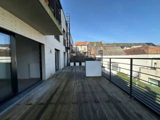 <p>Quares - Group TREVI presenteert :<br />Dit lichtrijke appartement bevindt zich op de 2de verdieping en is vlot bereikbaar via lift en trap. Bij het binnenkomen wordt u verwelkomd in een ruime inkomhal met ingemaakte vestiairekasten en een apart gastentoilet.<br /><br />De ruime leefruimte met open keuken baadt in het licht dankzij de grote raampartijen en vormt het hart van het appartement. De volledig uitgeruste keuken biedt alle hedendaags comfort, waaronder een vaatwasser, koelkast met diepvriesvak, inductiekookplaat, traditionele oven én combi-oven. Aansluitend bevindt zich een praktische berging met ingemaakte kast en aansluitingen voor wasmachine en droogkast.<br /><br />Achteraan het appartement vindt u een uitzonderlijk ruim terras van maar liefst 45 m², waar u in alle rust kan genieten van de zon en het buitenleven.<br /><br />Het appartement beschikt over drie slaapkamers. De hoofdslaapkamer beschikt over ingemaakte kasten en een ensuite badkamer. Deze badkamer is uitgerust met een dubbel lavabomeubel en een bad met douchecombinatie. Voor de twee andere slaapkamers is er nog een tweede douchekamer met inloopdouche en lavabomeubel, ideaal voor extra comfort.<br /><br />Verder is er een privatieve kelderberging inbegrepen.<br /><br />Autostaanplaats P3 op -1 kan gehuurd worden aan €150/maand.<br /><br />De forfaitaire gemeenschappelijke kosten bedragen 125 €/maand.<br /><br />Extra pluspunten van dit appartement:<br />✔ Huren op vennootschap mogelijk<br />✔ Lichtarmaturen en stores/vouwgordijnen reeds voorzien<br />✔ Onmiddellijk beschikbaar<br />✔ Zeer gunstige ligging in een kalme straat op het Zuid, vlakbij belangrijke invalswegen<br /><br />Een comfortabel, stijlvol en perfect gelegen appartement dat absoluut een bezoek waard is.</p>