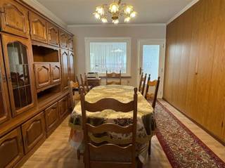 Rijhuis met drie slaapkamers gelegen in hartje Sint-Niklaas.Ideale starterswoning gelegen in het centrum van Sint-Niklaas, op wandelafstand van winkels, openbaar vervoer en andere voorzieningen.De woning beschikt over drie slaapkamers, een west gericht koertje en elektrisch bediende rolluiken. Daarnaast is er een aparte garage aanwezig, geschikt oor het stallen van een mobilhome.Kom je de woning graag bezichtigen? Contacteer ons dan via contact@eberhardvastgoed.be of +32 3 779 69 29 We horen graag van je!