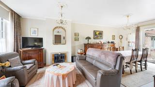 Ontdek deze karaktervolle woning in het charmante dorp Dudzele, rustig gelegen vlakbij het gemeentelijk park en op korte afstand van Brugge en Knokke-Heist. <br /><br />De woning beschikt over een gezellige leefruimte met eetplaats en zithoek, een verzorgde aparte keuken, een voutekamer ideaal als slaapkamer of bureau en een inpandige garage. Op de verdieping bevinden zich twee volwaardige slaapkamers, een dressing en een badkamer. De slaapruimtes zijn uit te breiden via de zolderruimte. Extra troef is de prachtige droge kelder, ideaal voor de wijnliefhebber.<br /><br />Buiten geniet u van een onderhoudsvriendelijke, zonnige tuin met bergingen. De tuinbergingen zijn stevig gebouwd en verzorgd, ideaal als hobbyruimte of atelier. <br /><br />📞 Bezoeken mogelijk na afspraak met Willem Cauwels op het nummer 050 89 27 70.