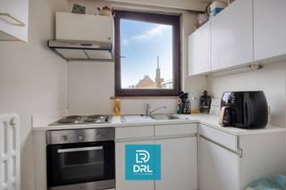 Deze leuke studio met kelder en fietsenberging is uitstekend gelegen aan ’t Zand in het centrum van Brugge. Dankzij deze centrale ligging heeft u alle winkels, restaurants, station en bushalte vlakbij.<br /><br />De studio beschikt over een leefruimte, een aparte keuken, apart toilet en een badkamer. Op het gelijkvloers is er een gemakkelijk toegankelijke fietsenberging en beneden is er nog een kelderberging.<br />In de voorbije jaren werden reeds verschillende renovaties uitgevoerd. Zo is er deels nieuwe dakbedekking, is het appartement voorzien van dubbele beglazing, werd de badkamer vernieuwd en is de elektriciteit al eens aangepakt. De dakgoot wordt nog vernieuwd. Bovendien beschikt deze studio reeds over een conformiteitsattest wat ideaal is indien met zou opteren voor verhuur. Met daarbij de huidige goede huurprijs en de uitzonderlijke ligging is deze studio tevens zeer geschikt als opbrengsteigendom. <br /><br />Bent u op zoek naar een goede investering of woonst op een toplocatie in Brugge? Aarzel dan niet om ons te contacteren voor meer informatie of een bezoek ter plaatse. <br />Update: Nog één van de twee studio's te koop.<br />