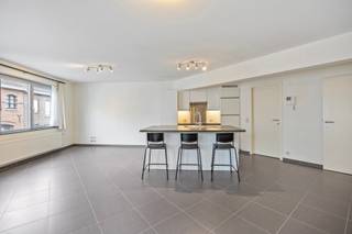 Ruim 2-slaapkamer appartement op een zeer gunstige locatie in nabijheid van winkels, scholen en openbaar vervoer. Bij het binnenkomen vinden we...