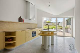 Gerenoveerde en instapklare woning op een bijzonder fijne locatie. De woning beschikt over twee comfortabele slaapkamers, een kelder, een vernieuwde badkamer en een nieuwe, praktische keuken. In de ruime en lichtrijke leefruimte voelt elke dag aangenaam aan. Buiten geniet je van een grote, zonnige tuin met een mooi terras.<br /><br />Met school en winkels op wandelafstand, en een uitstekende verbinding naar de R8 en het centrum, biedt deze woning een perfecte combinatie van comfort, rust en bereikbaarheid. Een mooie kans voor wie zorgeloos wil wonen<br /><br />Meer info of plan je bezoek via denis@immobeguin.b