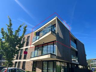 <p><span>MODERN 1 SLPK-APPT. MET TERRAS EN PARKEERPL. </span></p><p><span> </span></p><p><span>Op zoek naar een gezellig en knus hedendaags appt. in hartje Beveren?</span></p><p><span>Dit zeer recente en energiezuinige 1-slaapkamer appartement biedt alle comfort op wandelafstand van winkels, horeca, openbaar vervoer en andere voorzieningen.</span></p><p><span> </span></p><p><span>I</span><span>ndeling & troeven:</span></p><p><span> </span></p><p><span> - Inkomhal met mogelijk vestiaire</span></p><p><span> - Lichtrijke woonkamer met open keuken, geïnstalleerd met o.a. ceramisch kookvuur, dampkap, spoelbak, vaatwasmachine, combi-oven en koelkast met diepvriesvak. </span></p><p><span> - Berging met aansluiting voor wasmachine/droogkast en ventilatiesysteem (type D)</span></p><p><span> - Slaapkamer met inbouwkasten </span></p><p><span> - Badkamer met inloopdouche, lavabomeubel en toilet </span></p><p><span> - Ruim terras (toegankelijk vanuit de leefruimte en Z/O geörienteerd) </span></p><p><span> - Ondergrondse autostaanplaats (nr 24)</span></p><p><span> - Extra kelderberging (nr 23)</span></p><p><span> - Drie staanplaatsen voor fietsen (nrs 31/32/33) </span></p><p><span> </span></p><p><span>Belangrijke info:</span></p><p><span> </span></p><p><span> - De huurprijs: </span><span>€ 800,-/m </span><span>+ </span><span>€ 75,-/m gemeenschappelijke kosten</span><span> </span><span>(totaal : € 875,-/maand)</span></p><p><span> - De huurwaarborg: drie maanden huur (€ 2.400,-)<br /> - De kostprijs van de ingaande plaatsbeschrijving: € 175,- excl. 21% BTW (per contractpartij)</span></p><p><span> - EPC Label A</span></p><p><span> - Vloerverwarming op aardgas</span></p><p><span> - Zonnepanelen voorzien</span></p><p><span> - </span><span>BESCHIKBAARHEID : vanaf 1/9/2026</span></p><p><span> </span></p><p><span>Wenst u graag meer info of bent u geïnteresseerd in een plaatsbezoek? Gelieve ons dan te contacteren op het nummer 03 775 41 88 of mail naar </span><span>christel@vastgoed-smet.be </span><span> </span></p><p><span> </span></p><p><span>De verstrekte gegevens/informatie (zowel online als gedrukt) worden vrijblijvend verstrekt, enkel ter inlichting, zonder contractuele verbintenis of garantie van onzentwege en kunnen op ieder ogenblik gewijzigd worden.</span></p><p><span> </span></p><p><span> </span></p><p><span> </span></p>