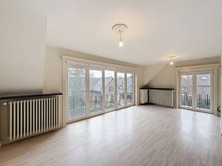 Dit appartement is ontworpen voor wie houdt van ruimte en overzicht. Zodra je de leefruimte binnenstapt, valt de aangename lichtinval op die de...