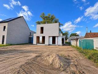 Wonen nabij natuurdomein de Hoge Dijken? Genieten van een ruime privé tuin die een oase van rust ademt, doch gelegen in een bruisende levende omgeving. Gelegen langs de Brugsesteenweg 265 Roksem op een perceel van 1.214 m² bouwt Residentie Vastgoed een exclusieve nieuwbouwvilla.<br /><br />De villa bestaat op de gelijkvloerse verdieping uit een ruime inkomhal, een lichtrijke woonkamer met open ingerichte keuken en een was -en bergruimte. Door de grote raampartijen wordt de tuin volledig in de leefruimtes opgenomen. Overigens kunt u vanaf de inkomhal naar een sas waar het apart toilet, de was -en bergruimte en de bedrijfsruimte op uitgeven. De woning beschikt over een handelsruimte van zo'n 32,30 m² groot met aparte ingang en voldoende parkeermogelijkheden op het perceel. Op de eerste verdieping bevinden er zich 3 ruime slaapkamers, waarvan 1 met dressing en ensuite badkamer, een nachthal met apart toilet, een bergruimte, een badkamer en extra hobbyruimte.<br /><br />De villa zelf is gelegen langs de Brugsesteenweg te Oudenburg, de verbindingsweg tussen Westkerke (Oudenburg) en Jabbeke. Vanuit Westkerke kunt u alle richtingen (Gistel, Eernegem, Oudenburg, …) uit. Nabij de villa vinden we natuurdomein de Hoge Dijken, alsook enkele speciaalzaken, supermarkten, …<br />Op 600 meter van de villa vinden we een bushalte, waardoor deze tevens via het openbaar vervoer vlot te bereiken is alsook vinden we op zo’n anderhalve kilometer zowel basisschool De Tandem te Roksem als vrije basisschool De Loopbrug te Zerkegem. <br /><br />Vraag gerust naar ons lastenboek en plannen op kantoor!<br />(Vg, WgLk, Gmo, Gvkr, Vv) ~ E-peil: max E30 ~ OU24182<br /><br />Voor meer uitleg maken wij graag met u een afspraak voor een persoonlijk gesprek! Tot binnenkort? Residentie Vastgoed<br /><br />Residentie Vastgoed treedt niet op als bemiddelaar maar als verkoper van het onroerend goed