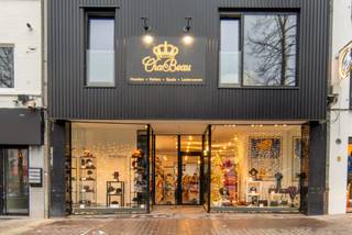 Genk-centrum, Fruitmarkt 3 - Ruim en stijlvol handelspand (230m2) met tuin en terras op commerciële toplocatie.<br /><br />Heeft u plannen om te investeren en/of te ondernemen in Genk? Dan is dit het ideale pand voor u en uw klanten, die vlot voor de deur parkeren (parking Fruitmarkt).<br /><br />Indeling: <br />Gelijkvloers: een lichtrijke winkeloppervlakte (121 m<sup>2 </sup>netto opp.), met mooie vitrine vooraan en terras aan de achterzijde.<br />Kelderverdieping (108 m<sup>2 </sup>netto opp.) met keuken-, kantoor- en stockageruimte en toegang tot de tuin aan de achterzijde.<br />Zowel kelder als tuin zijn geschikt om uw zaak creatief uit te breiden.<br /><br />Het pand beschikt over een netto winkeloppervlakte op het gelijkvloers van 121m<sup>2 </sup>, een ruime tuin met terras (± 100m<sup>2</sup>) en een kelderverdieping (108m<sup>2</sup> netto) met bureauruimte, keuken en stockageruimte.<br />De ruime kelder kan eveneens gebruikt worden als uitbreiding van de winkelruimte of een andere creatieve vulling op maat van uw zaak.<br /><br />Technische troeven:<br />- warmtepomp <br />- airco <br />- EPC-label B<br /><br />Begin 2025 wordt het schrijnwerk aan de voorzijde nog compleet vernieuwd: de etalageramen komen dan gelijk te liggen met de voorgevel, goed voor een optimale zichtbaarheid én stijlvolle uitstraling (zie grondplan).<br /><br />Het pand is momenteel verhuurd als speciaalzaak voor hoeden, lederwaren en accessoires.<br /><br />Bij "downloads" kan je alle nieuwe plannen terugvinden.<br /><br />Voor meer informatie of een plaatsbezoek kan u contact opnemen met ons kantoor via info@jurimex.be of 089/308.700.