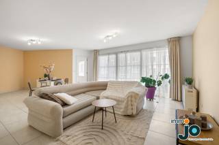 In deze jonge residentie vindt u op de eerste verdieping dit instapklare appartement. Met een enorme leefruimte, twee volwaardige slaapkamers en een terras is dit de ideale thuis voor wie ruimte en comfort in een bruisende omgeving zoekt.<br /><br />Bekijk de videorondleiding op het instagramkanaal: immo_jo_sold_by_jo<br />Vraag uw gratis schatting aan via www.jo.immo<br /><br />De royale woonkamer vormt samen met de open keuken een mooi geheel, perfect voor gezellige avonden of het ontvangen van vrienden en familie. Dankzij de grote raampartijen geniet u hier van veel natuurlijk licht en een directe connectie met het terras. Aansluitend bij de keuken is er ook nog een handige berging.<br /><br />Het appartement beschikt over twee volwaardige slaapkamers, met telkens voldoende plaats voor een dubbel bed en extra kasten. Ideaal voor starters of iemand met nood aan extra plaats.<br />Het terras, bereikbaar via de woonkamer, biedt een aangename plek om te genieten van de buitenlucht. Vanaf uw eerste kop koffie in de ochtend tot een gezellig diner in de avondzon.<br /><br />Het appartement is gelegen in een bruisende, gezellige omgeving in Oostende, vlakbij winkels en openbaar vervoer. Het centrum ligt vlakbij en is makkelijk te bereiken.<br /><br />Bent u op zoek naar een ruim en lichtrijk 2-slaapkamerappartement in Oostende? Ideaal voor starters of iemand met nood aan extra plaats.<br /><br />Aarzel dan niet en neem vandaag nog contact op via <span>jo@jo.immo</span> of bel 059/300.800<br /> 