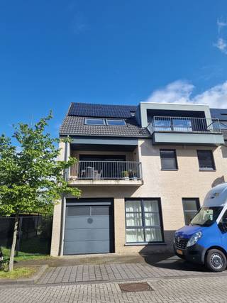 <p><span>Dit dakappartement is goed gelegen in een residentiële wijk te Duffel.</span></p><p><span>Het appartement is zeer ruim en heeft 2 grote terrassen, aan de achterkant met zicht op het groen.</span></p><p><span>De indeling is als volgt : inkom, gastentoilet, ruime leefruimte met open keuken, badkamer, 2 slaapkamers, 2 terrassen.</span></p><p><span>In de parkeergarage is eveneens een autostaanplaats en kelder voorzien.</span></p><p><span>Het appartement is onmiddellijk beschikbaar.</span></p><p><span> </span></p>