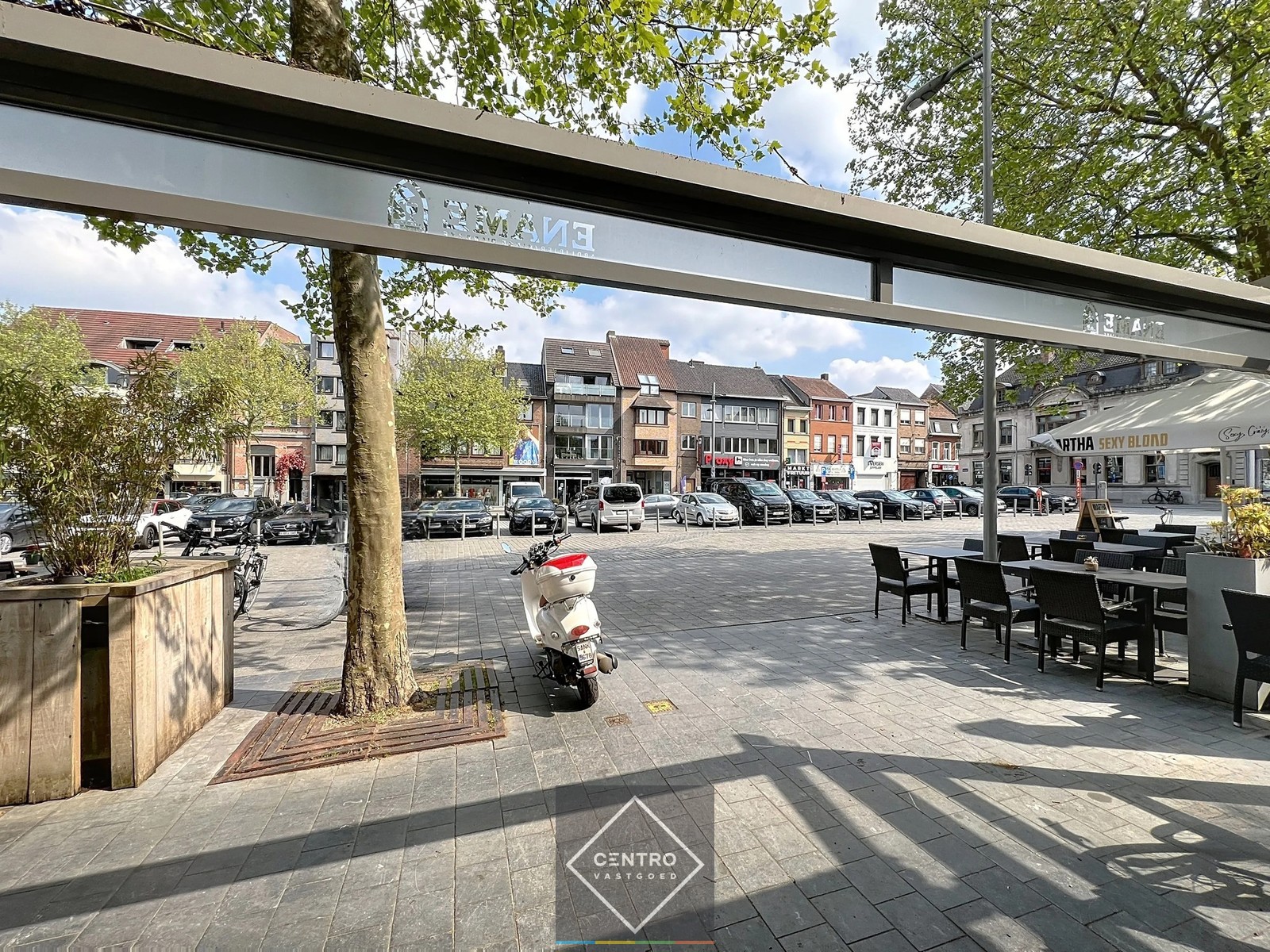 Ruim instapklaar handelspand met te renoveren woning (vroeger café Comodo en ook café Mozart) op de Grote Markt (Izegem) ! - photo 2