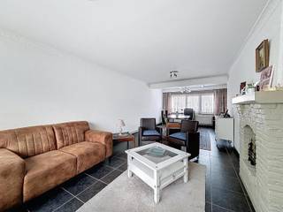 Bel-etage in een doodlopende straat op ideale ligging. Op het gelijkvloers vinden we een ruime berging met daarnaast een ruime garage met...