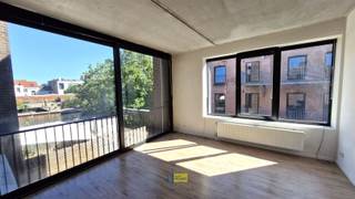 <p><span>Ruim appartement met 2 slaapkamers en hartje Borgerhout!</span></p><p><span>LIGGING: </span></p><p><span>Dit appartementsgebouw van 2008 met lift, is gelegen in de Canterbeke-site, een voormalige graandepot. </span></p><p><span>Je bent op wandel- en fietsafstand van het Centraal Station, Moorkensplein, Laar en het stadscentrum liggen een zucht verder.</span></p><p><span>Openbaar vervoer op enkele honderden meter, met de auto in een wip op singel en ring.</span></p><p><span>INDELING:</span></p><p><span>We komen dit appartement binnen in de inkomhal met apart toilet en cv berging, om vervolgens in een ruime leefruimte te komen met houten vloer. De grote raampartij geeft je enorm veel licht en zicht. Door deze schuiframen te openen, heb je een inpandig terras!</span></p><p><span>Een open en geïnstalleerde keuken met toestellen verruimt deze leefruimte nog extra. Aparte berging/wasplaats aanwezig. Aan de voorzijde van het appartement zijn er twee ruime slaapkamers waarvan een werd omgevormd tot half open bureau. Vervolgens is er nog een betegelde badkamer met lavabo, ligbad en bergkast.</span></p><p><span>Privatief keldertje en gezamenlijke fietsenberging.</span></p><p><span>KWALITEITEN:</span></p><p><span>> prima ligging</span></p><p><span>> ruim appartement met loft allure</span></p><p><span> </span></p>