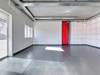 À Nieuwpoort-Bad, vous trouverez ce local commercial polyvalent, idéalement situé dans un endroit central et facilement accessible.<br />Le bâtiment est actuellement aménagé en salon de coiffure, mais offre de nombreuses possibilités pour différentes activités commerciales.<br />Grâce à son emplacement idéal, vous bénéficiez d'une excellente visibilité et d'un fort passage, ce qui en fait une opportunité unique pour ceux qui souhaitent créer ou développer une entreprise sur la côte.<br />Disposition : espace commercial avec kitchenette, toilettes et débarras