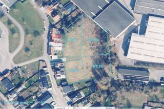 Gelegen in een tweede, rustigere bouwlijn biedt dit perceel een ideale combinatie van privacy en comfort. Via een trage toegangsweg bereikt u...