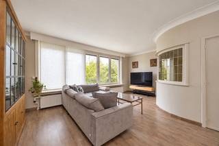 <h1><span>Instapklare gezinswoning met 3 slaapkamers, garage en tuin in de geliefde Elsdonkwijk</span></h1><h1><span> </span></h1><p><span>De woning werd met zorg onderhouden en combineert een praktische indeling met aangename leefruimtes, hedendaags comfort en een gezellige tuin. </span></p><p><span>Een ideale thuis voor wie rustig en groen wil wonen, zonder in te boeten aan bereikbaarheid en voorzieningen.</span></p><p><span>Bij het binnenkomen op het gelijkvloers treffen we een ruime garage met elektrische poort en een achterliggende hobbyruimte. Deze veelzijdige ruimte kan perfect dienstdoen als thuisbureau, atelier of extra bergruimte. Via deze verdieping bereik je ook het deels overdekte terras en de gezellige, onderhoudsvriendelijke tuin, waar je in alle privacy kan genieten van het buitenleven.</span></p><p><span>Op de eerste verdieping bevindt zich de ruime leefruimte met aansluitend een open, volledig ingerichte keuken. De grote raampartijen zorgen voor een prachtige lichtinval en creëren een aangename sfeer waarin het heerlijk vertoeven is. Dankzij de aanwezige airconditioning geniet je hier ook tijdens warme zomerdagen van een aangenaam binnenklimaat.</span></p><p><span>De bovenste verdieping biedt plaats aan drie volwaardige slaapkamers en een recent vernieuwde badkamer. De hoofdslaapkamer beschikt bovendien over airconditioning, wat zorgt voor extra slaapcomfort.</span></p><p><span> </span></p><p><span>Bijzonderheden:</span></p><ul><li><span>Gelegen in de gegeerde Elsdonkwijk te Edegem</span></li><li><span>Garage met elektrische poort en oprit</span></li><li><span>Praktische hobbyruimte met diverse mogelijkheden</span></li><li><span>Gezellige, onderhoudsvriendelijke tuin met deels overdekt terras</span></li><li><span>Recent vernieuwde badkamer</span></li><li><span>Airconditioning in de leefruimte en masterbedroom</span></li><li><span>Gunstig EPC en conforme elektrische installatie</span></li><li><span>Instapklaar en uitstekend onderhouden</span></li></ul><p><span> </span></p><p><span>Scholen, winkels, sportclubs en openbaar vervoer bevinden zich op korte afstand. Het nabijgelegen Fort 5 biedt bovendien tal van mogelijkheden om te wandelen, sporten en ontspannen. Dankzij de uitstekende bereikbaarheid zijn Antwerpen en de omliggende gemeenten vlot bereikbaar.</span></p><p><span> </span></p><p><span>Deze charmante woning biedt alles wat je zoekt in een comfortabele gezinswoning: ruimte, licht, een aangename tuin en een uitstekende ligging in een van de meest geliefde wijken van Edegem.</span></p><p><span>Wenst u meer informatie of een bezoek ter plaatse? Neem gerust contact met ons op.</span></p>