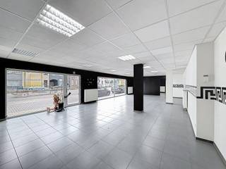 Centraal gelegen handelspand met grote etalage (132m²). De indeling is als volgt:- ruime toonzaal met apart bureel- berging- toilet- keuken met...