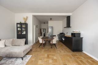 <p><strong>Dit gerenoveerd tweeslaapkamer appartement ligt </strong>in een comfortabele woonomgeving te Deurne-Zuid omringt door parken, sportfaciliteiten, bib Arena, scholen en winkels. Je geniet van een uitstekende bereikbaarheid vlakbij invalswegen en het openbaar vervoer.</p><p><br /></p><p><strong>Het lichtrijk appartement is gelegen op de eerste verdieping in een verzorgd gebouw. </strong>De indeling bestaat uit: een prachtige open leefruimte met hoge plafonds en grote raampartijen voor natuurlijk lichtinval op de houten vloer - een volledig uitgeruste, moderne, matzwarte keuken - een ruim zitgedeelte - een apart toilet - een technische berging dat tevens dienst doet als wasplaats - een badkamer met inloopdouche - een zeer ruime slaapkamer - een kleinere maar volwaardige slaapkamer met privéterras uitkijkend op de mooie tuin en veel privacy - een kelderberging - een fietsenstalling op de verharde voortuin</p><p><br /></p><p><strong>Ideaal voor </strong>investeerders die op zoek zijn naar een zorgeloze aankoop. De woning is momenteel verhuurd met geregistreerd huurcontract. Ook starters, jonge gezinnen, huiseigenaars die weer kleiner wensen te wonen zullen hier zeker hun thuis vinden.</p><p><br /></p><p><strong>Troeven: </strong>Gerenoveerd en hip - Zeer lage algemene kosten - Nieuwe dakbedekking sinds 2023 - Rustige straat</p>