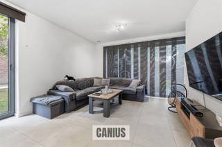 <p><span>MAISON SITUÉE AU CALME AVEC 4 CHAMBRES PRÈS DU CENTRE-VILLE</span></p><p><span> </span></p><p><span>Le projet Bloesemhof a été achevé en 2019 et abrite cette maison familiale contemporaine. Son emplacement est idéal pour les résidents qui souhaitent vivre au calme à proximité du centre-ville. Nous sommes ainsi à quelques pas de la Grand-Place, où l'on peut se rendre chaque samedi pour le marché hebdomadaire, de la piscine, de la gare, de plusieurs écoles, de supermarchés, de commerces de proximité, des transports en commun, de divers bars et restaurants, etc. </span></p><p><span> </span></p><p><span>En arrivant à Nieuwenhuyzen, nous découvrons, au niveau du numéro 52, cet ensemble immobilier fermé. En passant par la porte d’entrée, nous pénétrons dans la maison et arrivons dans le hall d’entrée. Celui-ci nous mène aux toilettes pour invités et à l’espace de vie ouvert, composé d’une cuisine entièrement équipée pour préparer de délicieux repas, d’un coin repas et d’un coin salon avec vue sur l’agréable jardin urbain. L'espace de vie nous donne également accès au débarras/buanderie. Après avoir découvert le rez-de-chaussée, nous empruntons l'escalier situé dans l'espace de vie qui nous mène au premier étage. Arrivés dans le couloir de nuit, nous accédons à deux chambres et à la salle de bains. Celle-ci est équipée d’un deuxième WC, d’une douche et d’un meuble-lavabo à double vasque. Par l’escalier fixe situé dans le couloir de nuit, nous nous rendons au deuxième étage. Nous y trouvons à nouveau deux chambres spacieuses.</span></p><p><span> </span></p><p><span>L'un des atouts majeurs de cette maison est son agréable jardin urbain, doté d'une terrasse, d'un abri de jardin et de tout l'espace vert nécessaire. Au fond du jardin, un petit portillon nous donne accès au sentier pédestre. En empruntant ce sentier, nous traversons la verdure pour rejoindre le centre-ville animé ; </span></p><p><span> </span></p><p><span>Atouts : </span></p><p><span>- Décoration des fenêtres fournie </span></p><p><span>- Présence de luminaires</span></p><p><span>- Logement confortable et économe en énergie</span></p><p><span>- L'ensemble du logement a récemment été repeint</span></p><p><span>- Place de parking privative à proximité du logement, comprise dans le loyer</span></p><p><span> </span></p><p><span>Vous êtes, tout comme nous, convaincu des atouts de cette maison de ville récente ? N’hésitez pas à demander rapidement une visite ou de plus amples informations auprès de l’un de nos collaborateurs, joignable à l’adresse <span>info@canius.be</span></span><span> ou au 078 78 30 39. </span></p><p><span> </span></p><p><span>Les surfaces mentionnées sont données à titre indicatif. Canius Real Estate ne peut être tenu responsable de l’exactitude des informations fournies. </span></p><p><span> </span></p>
