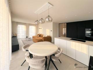<p><span>Prachtig </span><span>nieuwbouwappartement</span><span> gelegen in Residentie Durmedijk in hartje Hamme!</span></p><p><span> </span></p><p><span>Dit appartement op verdieping maakt deel uit van een kleinschalig complex (3 appartementen) en heeft een praktische inkomhal, apart toilet, eet- en zithoek, keuken met kasten (toestellen nog vrij te kiezen twv € 10 000), berging en 2 ruime slaapkamers. Daarnaast heeft u een terras van 4m² waar u kan genieten van de rust en het zonnetje.</span></p><p><span> </span></p><p><span>➡️</span><span> !!Inclusief ondergrondse garage én extra kelderberging!!</span></p><p><span> </span></p><p><span>Bijkomende troeven:</span></p><ul><li><span>energiezuinig: E-peil van <20 (mede door warmtepomp, vloerverwarming, zonnepanelen, hoogrendementsglas)</span></li><li><span>elektrische keuring conform</span></li><li><span>ventilatiesysteem C+</span></li><li><span>recuperatie van regenwater (toilet en buitenkranen)</span></li><li><span>afgewerkt met duurzame materialen van hoge kwaliteit (zie lastenboek op kantoor aanwezig)</span></li></ul><p><span> </span></p><p><span>Meer info m.b.t. plannen, technische beschrijving en keuze van beschikbare appartementen op kantoor aanwezig!</span></p><p><span> </span></p><p><span>Interesse? Maak vrijblijvend een afspraak op 052/50 50 00.</span></p><p><span>Wij adviseren u graag!</span></p><p><span> </span></p>