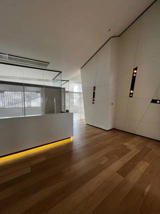 <p>Een gebouw vol karakter, gelegen in een prestigieus gebied. De kantoren zijn ruim, licht en bieden een adembenemend uitzicht op het Stéphanieplein en het Wiltcher’s Hotel.</p>
<p>Beschikbaarheid en voorwaarden:</p>
<ul>
<li>Begane grond/-1: 580 m² – Onmiddellijk beschikbaar</li>
<li>+1: 266 m² – Onmiddellijk beschikbaar</li>
<li>+3: 307 m² – Onmiddellijk beschikbaar</li>
<li>+4: 307 m² – Onmiddellijk beschikbaar (reeds opgedeeld)</li>
</ul>
<p>Huurprijs: €195/m²/jaar<br />Kosten: Vanaf €24,27/m²/jaar<br />Gemeentelijke belastingen: €19,98/m²/jaar<br />Gewestelijke belasting: €8/m²/jaar<br />Parkeren: €1.700/plaats/jaar</p>
<p>Inclusieve diensten:</p>
<ul>
<li>Liften</li>
<li>Fiets-/autoparkeerplaatsen</li>
<li>Glasvezel</li>
<li>Twee gedeelde terrassen</li>
<li>Koeling en verwarming via geïntegreerde koelstralen in het plafond</li>
<li>Internetverbinding via glasvezel</li>
</ul>
<p>Niet inbegrepen in de kosten:</p>
<ul>
<li>Internet</li>
<li>Schoonmaak van kantoren</li>
</ul>