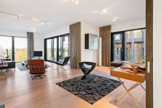 <p><span>Wonen in de bijzondere architecturale omgeving van Het Kanaal, met ruimte, licht en alle comfort! Dit appartement van ca. 148 m² beschikt over een royaal terras van ca. 32 m², een stijlvolle woonplek voor wie de unieke sfeer van Het Kanaal wil combineren met hedendaags comfort.</span></p><p><span> </span></p><p><span>Indeling</span></p><p><span>U betreedt het appartement en ervaart ineens de ruimte en lichtinval dankzij de grote ramen van de leefkeuken. Deze grote leefruimte werd voorzien van een keuken met inbouwtoestellen en geeft verder vrijheid tot invulling naar wensen van de bewoner. Via een doorgang met tevens een gastentoilet, bereikt u de tweede leefruimte met momenteel een bureelgedeelte en zitkamer alsook een toegang tot het ruime terras. Vanuit de woonkamer toegang tot de polyvalente dressingkamer met doorgang naar de wasplaats en technische ruimte, toegang tot de slaapkamer en de ruime badkamer. </span></p><p><span> </span></p><p><span>Bijzonderheden</span></p><p><span>Dit luxe appartement werd zeer smaakvol afgewerkt. Bij de renovatie/nieuwbouw in 2015 werden duurzame en hoogwaardige materialen gebruikt. De bewoonbare oppervlakte bedraagt ca. 148 m², het terras heeft een oppervlakte van ca 32 m².</span></p><p><span> </span></p><p><span>Parkeren en berging</span></p><p><span>In de ondergrondse parkeerkelder zijn twee autostaanplaatsen beschikbaar.</span></p><p><span> </span></p><p><span>Het Kanaal</span></p><p><span>Een unieke woonbeleving welke werd gecreëerd door Axel Vervoordt in de voormalige brouwerij en mouterij aan het kanaal bij Wijnegem. Ontdek ook meer over dit bijzondere project op de website van Het Kanaal.</span></p><p><span> </span></p><p><span>Meer inlichtingen via ons kantoor.</span></p>
