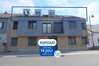 <p><span>Wil je </span><strong>graag aanwezig zijn op de kijkdag van zaterdag 18 juli (9u30-11u)?</strong><span> Bevestig dan jouw aanwezigheid </span><strong>via mail naar kijkdag@immohuismus.be</strong><br /><br />Aangenaam gelegen appartement op de<span> </span><strong>volledige bovenste verdieping</strong>, waardoor je kan genieten van<span> </span><strong>extra privacy, rust en een open gevoel</strong>. De bewoonbare oppervlakte bedraagt 110m². Het appartement combineert een ruime indeling met een gunstig energieverbruik.</p>
<p><em>Ligging</em><br /><strong>Uitstekende locatie</strong>, vlakbij bij de dorpskern van Hulst-Tessenderlo en op korte afstand van het centrum van Tessenderlo en de verbindingen met de E313.</p>
<p><em>Indeling</em><br />Inkomhal, ruime leefruimte en geïnstalleerde keuken met aansluitend zuidgericht terras (48 m²), 2 slaapkamers, badkamer met douche, apart toilet, berging. Daarnaast eveneneens inbegrepen: carport met 1 autostaanplaats en 2 kelderbergingen.</p>
<p><em>Beschrijving</em><br />Dit ruime appartement van ca. 110 m² bevindt zich op de volledige bovenste verdieping van het gebouw en biedt een aangename combinatie van<span> </span><strong>ruimte, comfort en privacy</strong>.</p>
<p>De<span> </span><strong>lichtrijke leefruimte</strong><span> </span>zorgt voor een open en gezellige sfeer. De<span> </span><strong>mooie geïnstalleerde keuken</strong><span> </span>sluit rechtstreeks aan op het<span> </span><strong>ruime, zuidgerichte terras van ca. 48 m²</strong>, waar je de hele dag door van de zon kan genieten. Dit maakt het de ideale plek om te ontspannen, gezellig te tafelen of vrienden en familie te ontvangen.</p>
<p>Verder beschikt het appartement over 2 volwaardige slaapkamers. 1 van de 2 slaapkamers wordt momenteel benut als dressing.<br />De badkamer is uitgerust met een douche en daarnaast is er een apart toilet aanwezig. Ook een praktische berging biedt extra opslagruimte en plaats voor een wasmachine en droogkast.</p>
<p>De carport met 1 autostaanplaats en 2 handige kelderbergingen zijn inbegrepen in de prijs.<br />Er is geen lift aanwezig.</p>
<p><em>Energie<br /></em>EPC met label B bedraagt 185 kWh/(m² jaar).<br />Centrale verwarming op gas.</p>
<p>Kom je graag langs? Contacteer makelaar Yannick via<span> </span><strong>info@immohuismus.be</strong><span> </span>of bel<span> </span><strong>0476 49 06 72</strong>.</p>
