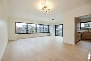 Op een toplocatie in het centrum van Sint-Niklaas bevindt zich dit smaakvol vernieuwde appartement, gelegen op de derde verdieping van een verzorgd residentieel gebouw met lift. Vanuit de leefruimte geniet u van een prachtig open uitzicht op de recent heraangelegde Grote Markt.<br /><br />Het appartement onderging een totaalrenovatie waarbij comfort, kwaliteit en een moderne afwerking centraal stonden. Nieuwe vloeren, een frisse en tijdloze inrichting, een volledig uitgeruste keuken en een hedendaagse badkamer zorgen ervoor dat u hier onmiddellijk kunt intrekken zonder bijkomende werken.<br /><br />Indeling:<br /><br />- Ruime en lichtrijke woonkamer met uniek zicht op de markt<br />- Moderne, volledig ingerichte keuken<br />- Twee volwaardige slaapkamers<br />- Stijlvolle badkamer<br />- Apart gastentoilet<br />- Handige berging<br />- Aangenaam terras<br /><br />Dankzij de doordachte indeling en de kwalitatieve afwerking biedt dit appartement een comfortabel en praktisch woongevoel, ideaal voor wie centraal wil wonen met alle voorzieningen binnen handbereik.<br /><br />Extra troeven:<br />- EPC label B <br />- Elektriciteit conform <br />- Lift aanwezig in het gebouw<br />- Centrale ligging in hartje Sint-Niklaas<br />- Winkels, horeca, openbaar vervoer en recreatie op wandelafstand<br />- Uniek uitzicht over de Grote Markt<br /><br />Een ideale opportuniteit voor eigen bewoning of als investering op een absolute topligging. Graag een bezoek? Contacteer ons via Waasland@deboerenpartners.be of bel naar 03 377.55.00