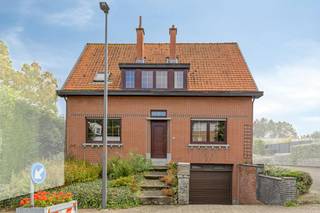 Te renoveren woning met immens potentieel en grote loods vlak bij het centrum van Meise <br /><br />Op een uitstekende en gezochte locatie vlak bij het gezellige centrum van Meise bevindt zich deze unieke eigendom op een ruim perceel van 2.327 m². Bent u op zoek naar een te renoveren woning die u volledig naar eigen smaak en behoeften kunt inrichten, gecombineerd met een indrukwekkende loods/magazijn? Dan is dit de perfecte opportuniteit met tal van mogelijkheden! <br /><br />De open bebouwing heeft een bewoonbare oppervlakte van ca. 200 m² en vormt een stevige basis voor een prachtig renovatieproject. Het gelijkvloers omvat een leefruimte, ruime keuken en veranda. Op de verdieping bevinden zich 3 volwaardige slaapkamers en een badkamer met inloopdouche. Daarnaast beschikt de woning over een kelder en een inpandige garage. <br /><br />Grootste troef voor de zelfstandige ondernemer of hobbyist is het goed onderhouden magazijn/loods van ca. 292 m². Ideaal voor opslag, atelier of beroepsactiviteit aan huis. Het terrein heeft een breedte van 21 meter, een Zuid-West oriëntatie en biedt een ruime parkeergelegenheid (ca. 10 staanplaatsen). Achter de loods ligt het groene tuingedeelte. <br /><br />Troeven op een rij:<br />-Toplocatie: Vlak bij het centrum van Meise in een residentiële buurt <br />-Enorm potentieel: Te renoveren naar uw eigen wensen en stijl <br />-Grote loods/magazijn: Ca. 292 m² (perfect voor zelfstandigen/opslag) <br />-Groot perceel: 2.327 m² met een uitstekende oriëntatie (ZW) Veel parkeerplek: Circa 10 parkeerplaatsen op eigen terrein <br />-Indeling: 3 slaapkamers, 200 m² bewoonbare oppervlakte <br /><br />Grijp deze zeldzame kans om wonen en werken te combineren op een droomlocatie!<br /><br />Dit pand is onderworpen aan de renovatieverplichting van de Vlaamse overheid voor residentiële gebouwen (behoudens bij sloop binnen 5 jaar na de aankoop). Consulteer voor meer informatie de website van het Vlaams Energie- en Klimaatagentschap via https://www.vlaanderen.be/een-woning-kopen/renovatieverplichting-voor-residentiele-gebouwen<br /><br />Bestuursmaatregelen in het maatregelenregister: nee