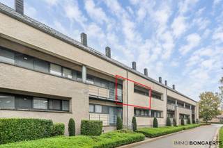 Duplex appartement van 127 m² langs de Dorpsstraat in As. Door zijn centrale ligging zijn alle basisvoorzieningen en de autostrade vlot bereikbaar. <br /><br />Het appartement is als volgt ingedeeld: <br />- Inkomhal, apart toilet, berging/wasplaats, woonkamer met open keuken en groot terras op de eerste verdieping. <br />- Nachthal, twee slaapkamers en badkamer op de tweede verdieping. <br /><br />Gunstig EPC (label A) en onmiddellijk beschikbaar!