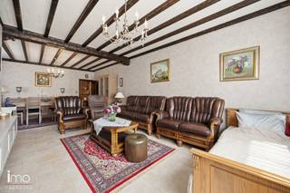 <p>Halfopen bebouwing vlakbij het centrum van Hallaar.<br /><br />Het gelijkvloers van deze woning biedt een verrassend ruime en praktische indeling. Via de inkomhal betreedt u de gezellige leefruimte met eetkamer, die naadloos aansluit op de volledig ingerichte keuken. Dankzij de centrale ligging vormt de keuken het hart van de woning en biedt ze een vlotte verbinding met de overige ruimtes.<br />Verder beschikt het gelijkvloers over een royale kamer van die gebruikt wordt als werkkamer, een 2e badkamer en een garage.<br />Achteraan de woning geniet u van een aangename veranda die uitkijkt op de tuin en een ideale plek vormt om te ontspannen. Dankzij de doordachte indeling combineert deze woning comfortabele woonruimtes met tal van praktische voorzieningen, waardoor ze perfect geschikt is voor gezinnen, thuiswerkers of wie op zoek is naar gelijkvloers wonen met extra ruimte.<br />Op de eerste verdieping vinden we verder nog 2 ruime slaapkamers terug.<br />Als extra heeft de woning nog een ruime zolder en kelder.<br /><br />Voor meer info contacteer ons op het nummer +32 15 34 34 54 of mail naar sander.deloose@imovastgoed.be.<br />Bekijk zeker ook onze website www.imovastgoed.be.</p>