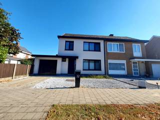 Halfopen bebouwing met oprit, garage, tuin en veranda.Gelijkvloers: Inkomhal, wc, living, keuken, veranda, garage, tuin.1e verdieping: badkamer, 3...